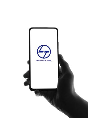 Batı Bangal, Hindistan - 09 Ekim 2021: Telefon ekranında Larsen ve Toubro logosu.