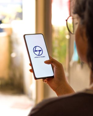 Batı Bangal, Hindistan - 09 Ekim 2021: Telefon ekranında Larsen ve Toubro logosu.