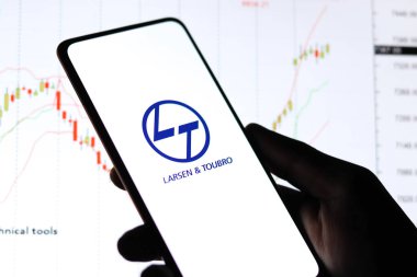 Batı Bangal, Hindistan - 09 Ekim 2021: Telefon ekranında Larsen ve Toubro logosu.