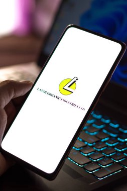 Batı Bangal, Hindistan - 09 Ekim 2021: Laxmi Organik Endüstri logosu telefon ekranı görüntüsünde.