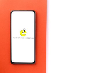Batı Bangal, Hindistan - 09 Ekim 2021: Laxmi Organik Endüstri logosu telefon ekranı görüntüsünde.