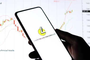 Batı Bangal, Hindistan - 09 Ekim 2021: Laxmi Organik Endüstri logosu telefon ekranı görüntüsünde.