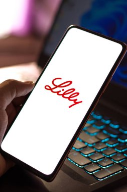 Batı Bangal, Hindistan - 09 Ekim 2021: Eli Lilly and Company logosu telefon ekranı görüntüsünde.