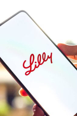 Batı Bangal, Hindistan - 09 Ekim 2021: Eli Lilly and Company logosu telefon ekranı görüntüsünde.