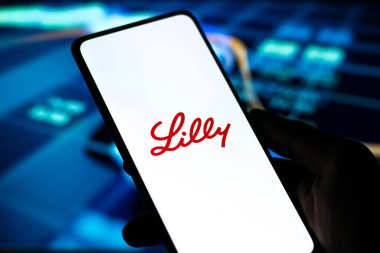 Batı Bangal, Hindistan - 09 Ekim 2021: Eli Lilly and Company logosu telefon ekranı görüntüsünde.