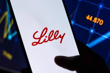 Batı Bangal, Hindistan - 09 Ekim 2021: Eli Lilly and Company logosu telefon ekranı görüntüsünde.