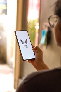 Batı Bangal, Hindistan - 09 Ekim 2021: Telefon ekranı görüntüsünde Mahindra logosu.