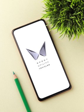 Batı Bangal, Hindistan - 09 Ekim 2021: Telefon ekranı görüntüsünde Mahindra logosu.