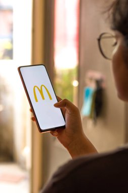 Batı Bangal, Hindistan - 09 Ekim 2021: Telefon ekranında McDonald 's logosu.