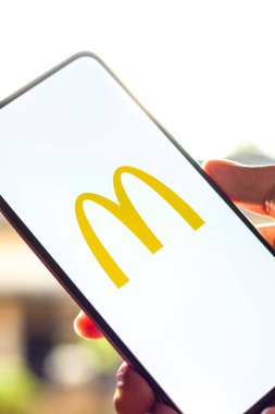 Batı Bangal, Hindistan - 09 Ekim 2021: Telefon ekranında McDonald 's logosu.