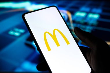 Batı Bangal, Hindistan - 09 Ekim 2021: Telefon ekranında McDonald 's logosu.