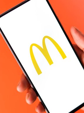 Batı Bangal, Hindistan - 09 Ekim 2021: Telefon ekranında McDonald 's logosu.