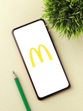 Batı Bangal, Hindistan - 09 Ekim 2021: Telefon ekranında McDonald 's logosu.