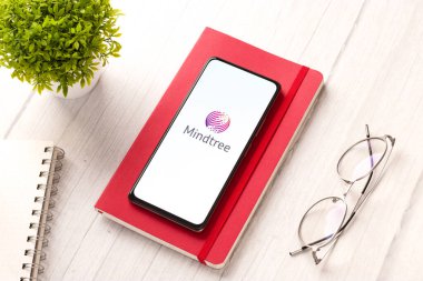 Batı Bangal, Hindistan - 09 Ekim 2021: Telefon ekranında Mindtree logosu.