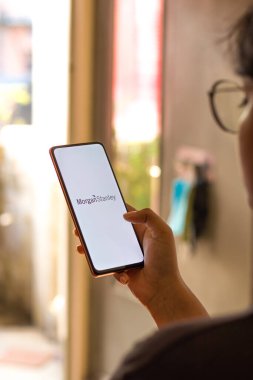 Batı Bangal, Hindistan - 09 Ekim 2021: Morgan Stanley logosu telefon ekranı görüntüsü.