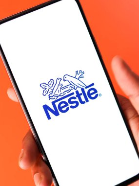 Batı Bangal, Hindistan - 09 Ekim 2021: Telefon ekranındaki Nestle logosu.