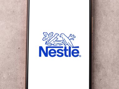 Batı Bangal, Hindistan - 09 Ekim 2021: Telefon ekranındaki Nestle logosu.