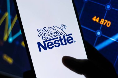 Batı Bangal, Hindistan - 09 Ekim 2021: Telefon ekranındaki Nestle logosu.