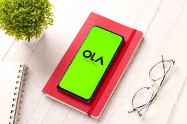 Batı Bangal, Hindistan - 09 Ekim 2021: Ola Electric logosu telefon ekranı görüntüsü.