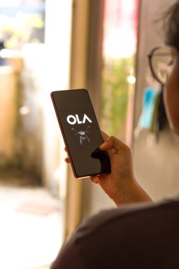 Batı Bangal, Hindistan - 09 Ekim 2021: Ola Electric logosu telefon ekranı görüntüsü.