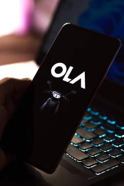 Batı Bangal, Hindistan - 09 Ekim 2021: Ola Electric logosu telefon ekranı görüntüsü.
