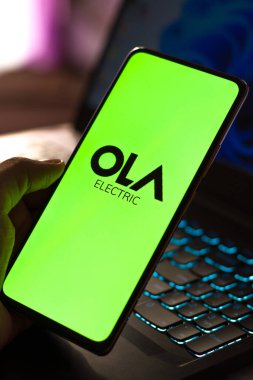 Batı Bangal, Hindistan - 09 Ekim 2021: Ola Electric logosu telefon ekranı görüntüsü.