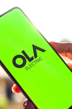 Batı Bangal, Hindistan - 09 Ekim 2021: Ola Electric logosu telefon ekranı görüntüsü.