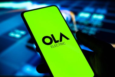 Batı Bangal, Hindistan - 09 Ekim 2021: Ola Electric logosu telefon ekranı görüntüsü.