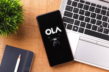 Batı Bangal, Hindistan - 09 Ekim 2021: Ola Electric logosu telefon ekranı görüntüsü.
