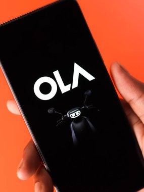 Batı Bangal, Hindistan - 09 Ekim 2021: Ola Electric logosu telefon ekranı görüntüsü.