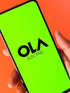 Batı Bangal, Hindistan - 09 Ekim 2021: Ola Electric logosu telefon ekranı görüntüsü.