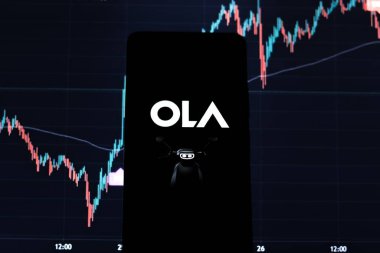 Batı Bangal, Hindistan - 09 Ekim 2021: Ola Electric logosu telefon ekranı görüntüsü.