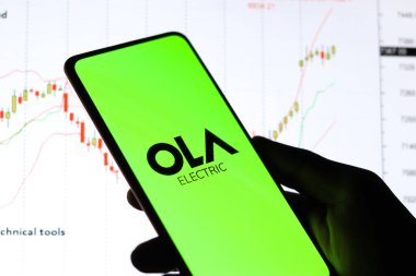 Batı Bangal, Hindistan - 09 Ekim 2021: Ola Electric logosu telefon ekranı görüntüsü.