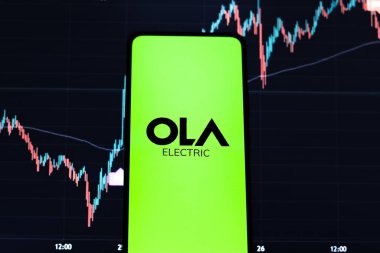 Batı Bangal, Hindistan - 09 Ekim 2021: Ola Electric logosu telefon ekranı görüntüsü.