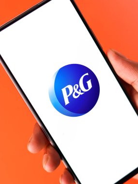 Batı Bangal, Hindistan - 09 Ekim 2021: Telefon ekranında Procter ve Gamble logosu.