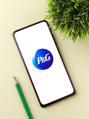 Batı Bangal, Hindistan - 09 Ekim 2021: Telefon ekranında Procter ve Gamble logosu.