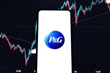 Batı Bangal, Hindistan - 09 Ekim 2021: Telefon ekranında Procter ve Gamble logosu.