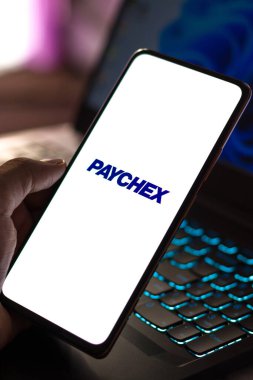 Batı Bangal, Hindistan - 09 Ekim 2021: Telefon ekranı görüntüsünde Paychex logosu.