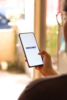 Batı Bangal, Hindistan - 09 Ekim 2021: Telefon ekranı görüntüsünde Paychex logosu.