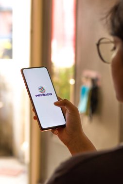Batı Bangal, Hindistan - 09 Ekim 2021: PepsiCo telefon ekranı görüntüsü üzerine logo.