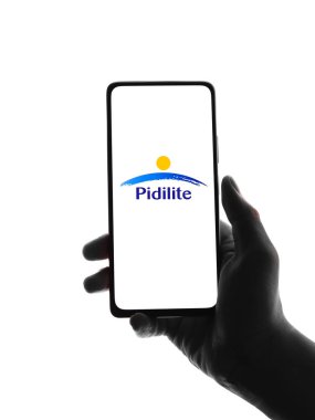 Batı Bangal, Hindistan - 09 Ekim 2021: Pidilite Endüstri telefon ekranı görüntüsünde logo.