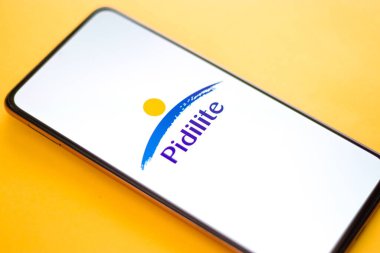 Batı Bangal, Hindistan - 09 Ekim 2021: Pidilite Endüstri telefon ekranı görüntüsünde logo.
