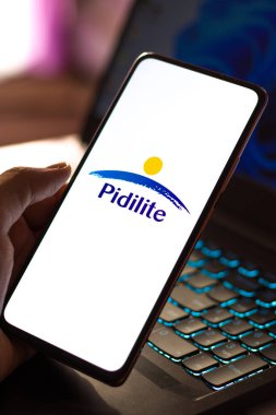 Batı Bangal, Hindistan - 09 Ekim 2021: Pidilite Endüstri telefon ekranı görüntüsünde logo.