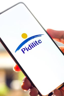 Batı Bangal, Hindistan - 09 Ekim 2021: Pidilite Endüstri telefon ekranı görüntüsünde logo.