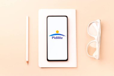 Batı Bangal, Hindistan - 09 Ekim 2021: Pidilite Endüstri telefon ekranı görüntüsünde logo.