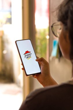 Batı Bangal, Hindistan - 09 Ekim 2021: Telefon ekranında Pizza Hut logosu.