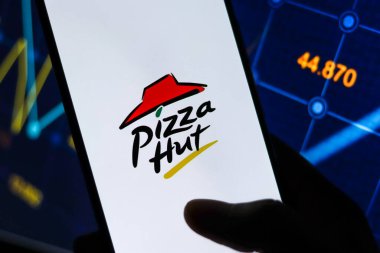 Batı Bangal, Hindistan - 09 Ekim 2021: Telefon ekranında Pizza Hut logosu.