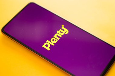 Batı Bangal, Hindistan - 09 Ekim 2021: Telefon ekranında bolca logo.