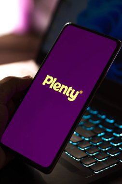 Batı Bangal, Hindistan - 09 Ekim 2021: Telefon ekranında bolca logo.