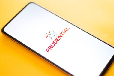 Batı Bangal, Hindistan - 09 Ekim 2021: Telefon ekranında Prudential Financial logo.